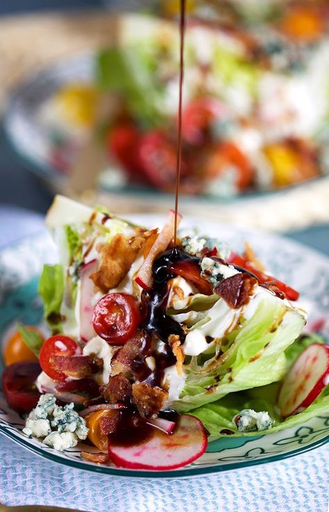 Wedge Salad Recipe, Iceberg Wedge Salad, Ziti Al Forno, Wedge Salad Recipes, Salad Taco, Salad Macaroni, Salad Quinoa, Salad Kale, Chicken Honey