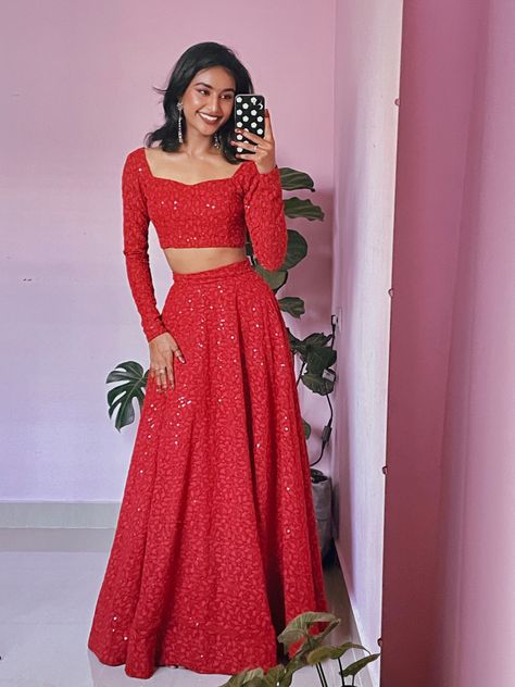 Blouse For Lehanga Fashion Styles, Long Sleeves Design For Lehenga Blouse, Modest Lengha Blouse, Simple Langha Design Latest, Long Sleeves Lehenga Blouses, Western Lehenga Designs Latest, Rida Tharana Red Lehenga, Bride To Be Dress Ideas For Friends, Lehanga Designs Simple