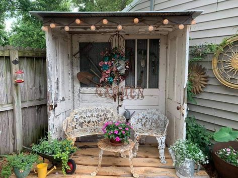 Door Outside Garden, Old Door Fence Ideas, Repurposing Old Doors, Flea Market Garden Ideas, Old Doors Repurposed Garden, Old Door Projects Outdoors, Old Doors Repurposed, Old Door Projects, Recycled Door