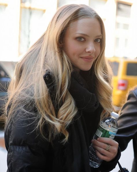 2,142 Likes, 18 Comments - Amanda Seyfried (@amandaseyfriednews) on Instagram: “Good night! 🤩 #AmandaSeyfried” Amanda Seyfried Hair, Foto Disney, Blonde Actresses, Long Blonde, Amanda Seyfried, Long Blonde Hair, Simple Beauty, 가을 패션, Gal Gadot