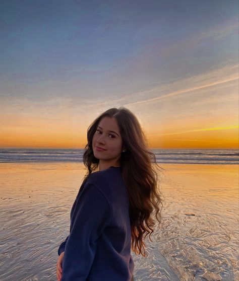 Sunset, photography, beach, photoshoot, poses, instagram Photos Idea For Beach, Pic Pose Beach, Photo Pose At Beach, Photo Pose On Beach, Poses With Sunset, Sunset Photos Poses, Sunset Photography Poses, Poses By The Beach, Poses Near Beach