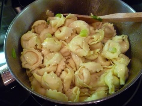 I Like to Bake and Cook!: Tortellini with garlic, butter, olive oil and gree... Cheese Tortellini Recipes, Sauteed Greens, Olive Oil Recipes, Tortellini Recipes, Garlic Olive Oil, Cheese Tortellini, Main Course Recipes, Meatless Meals, Hearty Meals