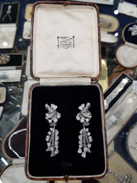 Farah Diba, Jewellery Art, Vintage Jewlery, Deco Earrings, Royal Jewels, Art Deco Earrings, Pear Shaped Diamond, Art Deco Jewelry, Emerald Cut Diamonds