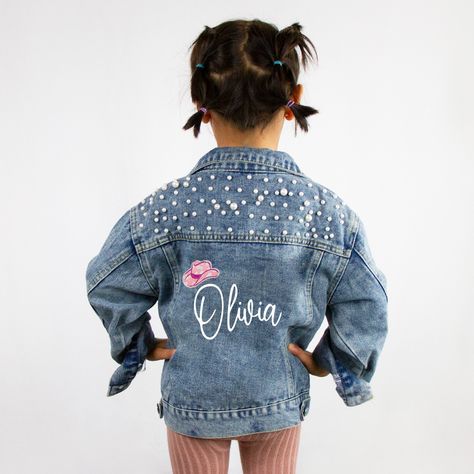 Custom girls denim jacket with the name "Olivia" and embroidered patches for kids. Denim Jacket Patch, Custom Jean, Pretty Robes, Kids Jeans Jacket, Custom Jean Jacket, Kids Denim Jacket, Cowgirl Outfit, Patch Denim, Jean Jacket For Girls