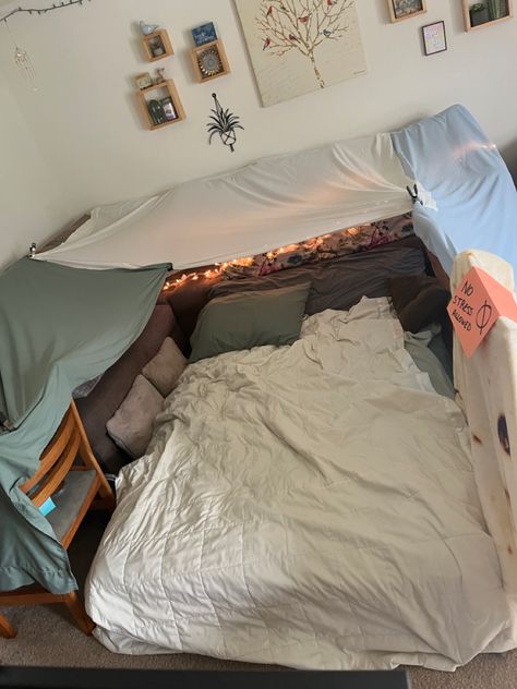 Diy Bed Fort, Simple Fort Ideas, Fort Over Bed, Fort In Living Room, Indoor Blanket Fort Ideas, Sofa Fort Ideas, Fort Ideas Indoor Bedroom Easy, Fort Ideas Indoor Bedroom, How To Make A Fort On Your Bed