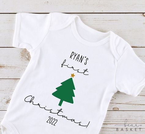 My First Christmas Personalised Baby Onesie My First - Etsy Australia Baby Xmas Gifts, My First Christmas Outfit, Htv Shirts, Baby's First Christmas Gifts, Personalized Baby Onesies, Christmas Onesie, Christmas Makes, Baby Milestones, Babies First Christmas