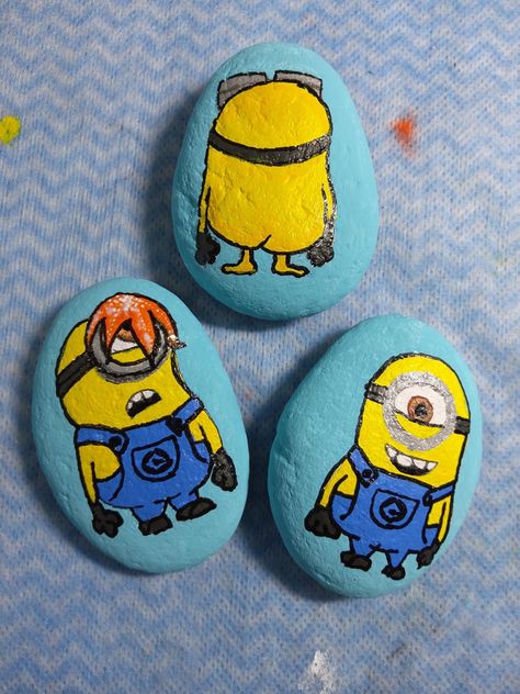 Rock Painting Ideas Yellow, Painted Rocks Minions, Minion Rock Painting Ideas, Rock Painting Ideas Cartoon, Rock Painting Characters, Rock Painting Cartoon Characters, Character Rock Painting, Cartoon Rock Painting, Character Painted Rocks