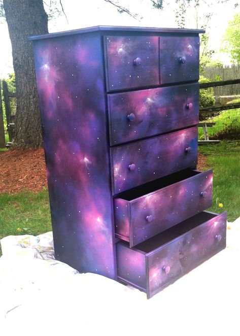 Galaxy dresser                                                                                                                                                      More Galaxy Bedroom, Galaxy Crafts, Galaxy Room, Galaxy Decor, Stile Harry Potter, Bilik Idaman, Diy Galaxy, Space Room, Galaxy Painting