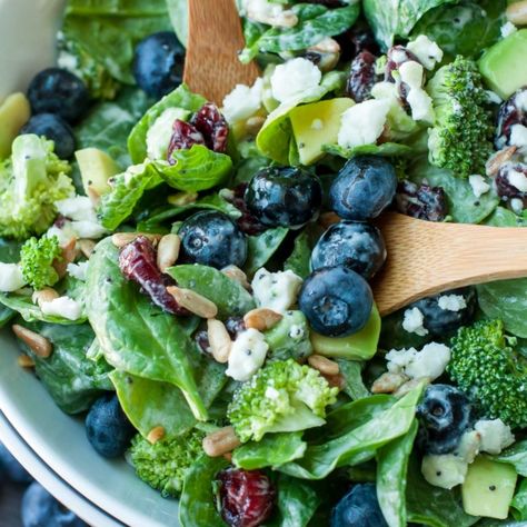 Blueberry Broccoli Spinach Salad with Poppyseed Ranch - Peas and Crayons Winter Salad Recipes, Power Bowls, Winter Salad, Fresh Spinach, Spinach Leaves, Broccoli Salad, Spinach Salad, Salad Dressings, Fresh Salads