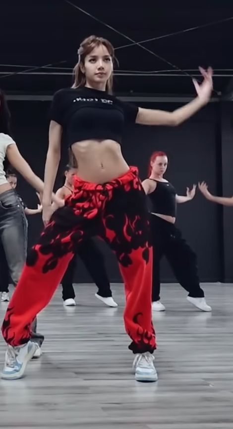 Blackpink Lisa Dance Practice Outfits, Lisa Dance Outfit, Kpop Idol Practice Outfit, Baggy Dance Outfit, Lisa Dance Practice Outfit, Kpop Trainee Outfit, Lisa Body Shape, Kpop Dance Outfits Practice, Lisa Outfits Casual