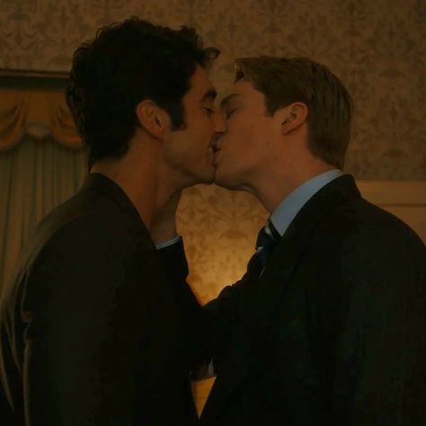 Alex And Henry, Red White And Royal Blue, Prince Henry, Gay Books, Men Kissing, Blue Bloods, Gay Love, Blue Aesthetic, Series Movies