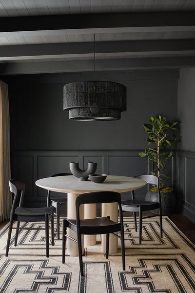 Moody Dining Room, Dark Dining Room, Comfortable Dining Chairs, Black Dining Room, Dining Room Inspiration, The Dining Room, Decoration Inspiration, Dining Room Design, Küchen Design