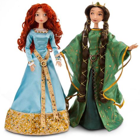 Merida e Elinor Merida Doll, Detailed Outfits, Barbie And Ken Costume, Queen Elinor, Disney Merida, Disney Barbie Dolls, Green Satin Dress, Aaliyah Style, Classic Disney Movies