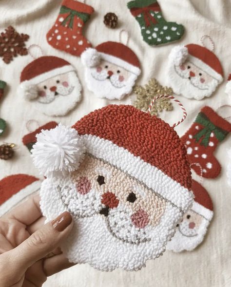 Christmas Punch, Santa Claus Christmas Tree, Punch Needle Patterns, Hand Embroidery Projects, Punch Needle Embroidery, Needle Punch, Weaving Projects, Punch Art, Christmas Sewing