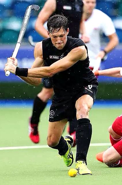 Simon Child, Hockey Player for New Zealand, the Black Sticks, at the Commonwealth Games 2014, Glasgow.  Match against England for the Bronze Medal. We Love Field Hockey ❤️ Field Hockey Outfits, Mens Field Hockey, Sports Reference, Sports Poses, Hockey Field, Hockey Photos, Pink Notes, Hockey Outfits, Astro Turf