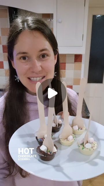 Maman in the cuisine 👩‍🍳 on Instagram: "Hot chocolate stirrers Take a mini muffin pan, grease thoroughly (mine has 24 holes), and fill each holes with melted chocolate. For this tray I melted 300g dark chocolate and 300g white chocolate. Top with sprinkles and mini marshmallows. Wait for 5mns or so or until just starting to set, this will help your stirrers staying upright! Add your wooden stirrer / spoons and set fully in the fridge. Stir in a mug of steam hot milk 👌 Bon appétit les amis #easyrecipe #quickrecipes #famillebilingue #familymeals #familyrecipes #familycooking #bilingualfamily #frenchrecipes #feedingthefamily #depereenfille #fromfathertodaughter #hotchocolatestirrers #hotchocolate #largefamily #largefamilylife #largefamilymeals #largefamilyliving #bigfamilylife #famillenomb Dipped Spoons For Hot Chocolate, Hot Chocolate Spoons Diy, Chocolate Stirrers, Spoons Diy, Hot Chocolate Stirrers, Hot Chocolate Spoons, Large Family Meals, Chocolate Spoons, Christmas Crafts For Kids To Make