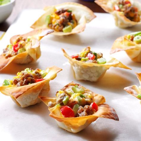 Spring Potluck Ideas, Spring Potluck, Sausage Stars, Raclette Originale, Canapes Faciles, Wonton Wrapper Recipes, Wonton Chips, Wonton Cups, Potluck Ideas