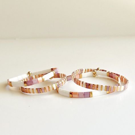 Adjustable Gold Fusion Beaded Bracelets, Bracelet Display Ideas, Tila Bead Stretch Bracelets Tutorials, How To Make A Tila Bead Bracelet, Tila Stretch Bracelet, Tila Bead Wrap Bracelets, Bracelets Handmade Diy, Jewerly Beads, Artisan Bracelets