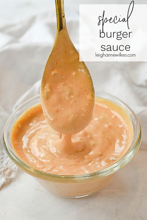 Forget about ketchup and mustard, all you need is this amazing Homemade Burger Sauce that only takes a few minutes to make. It is the perfect way to dress up any burger. Homemade Burger Sauce, Best Burger Sauce, Hamburger Toppings, Hamburger Sauce, Juicy Lucy Burger, Burger Sauces Recipe, Comeback Sauce, Ketchup And Mustard, Homemade Burger