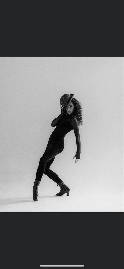 Jazz Dancers Photography, All Black Dance Photoshoot, Fosse Photoshoot, Musical Theater Dance Poses, Fosse Dance Poses, Dance Pictures Jazz, Jazz Photography Poses, Jazz Poses Dancers, Dance Photography Jazz