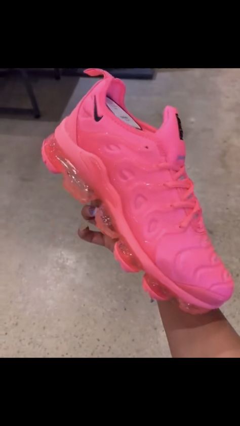 Pink Vapormax Nike, Vapormax Nike, Nike Shoes Women Fashion, Foams Shoes, Nike Air Vapormax Plus, Fresh Shoes, Cute Sneakers, Girly Shoes