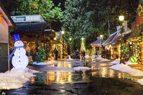 12 Hallmark Holiday Towns You Can Visit in Real Life — Hallmark Holiday Movie Travel Guide Best Hallmark Christmas Movies, Hallmark Holiday Movies, Christmas Towns, Christmas Getaways, Christmas Destinations, Small Town America, Holiday Romance, Hallmark Christmas Movies, Christmas Town