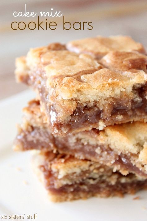 These Cake Mix Cookie Bars are the perfect combination of gooey and crunchy! Cake Mix Cookie, Cake Mix Cookie Bars, Gooey Cake, Winter Dessert, Cake Mix Desserts, Pecan Pies, Chomp Chomp, Six Sisters Stuff, Chocolate Pie