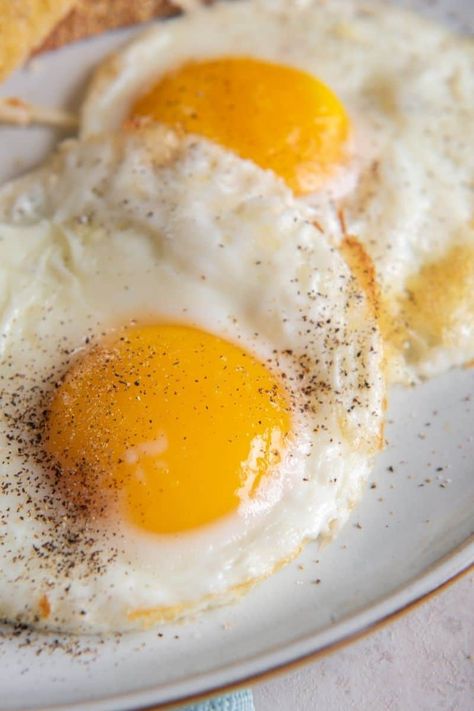 How to make a fried egg in the air fryer for breakfast! It's easy to make and cooks as sunny side up and over easy. Beginner Air Fryer Recipes, Air Fryer Recipes Eggs, Tandoori Recipes, Air Fryer Recipes Breakfast, New Air Fryer Recipes, Air Fryer Recipes Snacks, Air Fryer Recipes Vegetarian, Air Fryer Cooking Times, Cooks Air Fryer