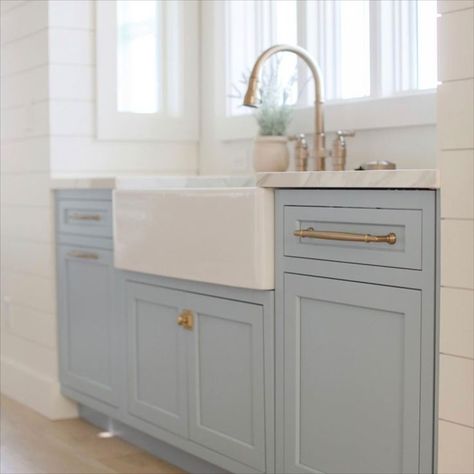 The 36" Austen is designed with the classic functionality of an apron-front farmhouse sink with a wide, open basin and ample surface space for stacking dishes, filling pots and pans, and preparing your family’s food. Click link to see more about this HUGE sink! White Apron Sink, Stainless Steel Apron Sink, Porcelain Kitchen Sink, White Farmhouse Sink, Apron Front Kitchen Sink, Fireclay Farmhouse Sink, Kitchen Sink Stainless Steel, Apron Sink Kitchen, Farmhouse Apron