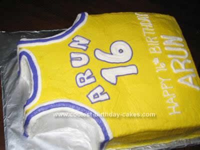 Cakes Basketball, Basketball Jersey Cake, Jersey Birthday Cake, Dinosaur Cake Pan, Basketball Cakes, Cake Support, Basketball Birthday Cake, Birthday Cake Inspiration, Jersey Cake