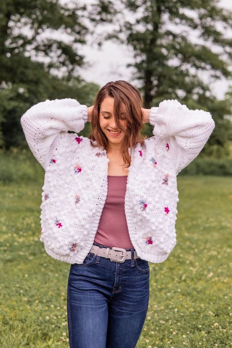 Chunky and covered in bobbles and flowers, this oversized cardigan is a fun project to practice your embroidery skills. Start crocheting and get creative! Start Crocheting, Cardigan Crochet Pattern, Crochet Jacket Pattern, Crochet Bobble, Ladies Cardigan, Cardigan Design, Cardigan Crochet, Bobble Stitch, Crochet Jacket