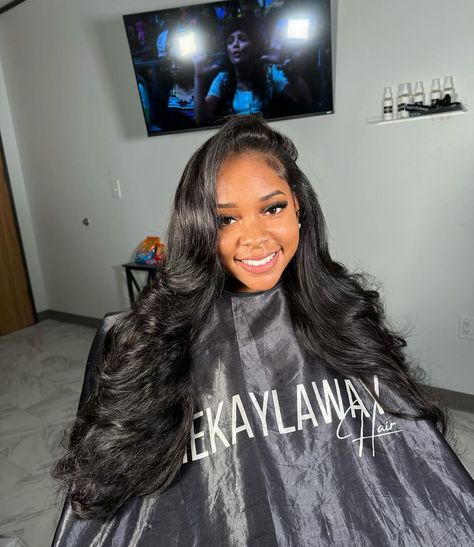 Glueless Quick Weave, Weave Curls, Black Girls Hairstyles Weave, Cap And Gown Pictures, Air Style, Middle Part Hairstyles, Curls Hair, Hair Idea, Frontal Hairstyles