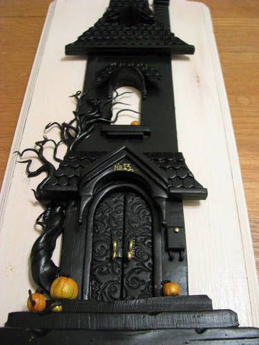 Confessions of a Holiday Junkie!: Haunted House Made from Clay! Holiday Houses, Polymer Clay Halloween, Clay Fairy House, Casa Halloween, Halloween Clay, Clay Fairies, Studio Inspiration, Clay Houses, Fairy Doors