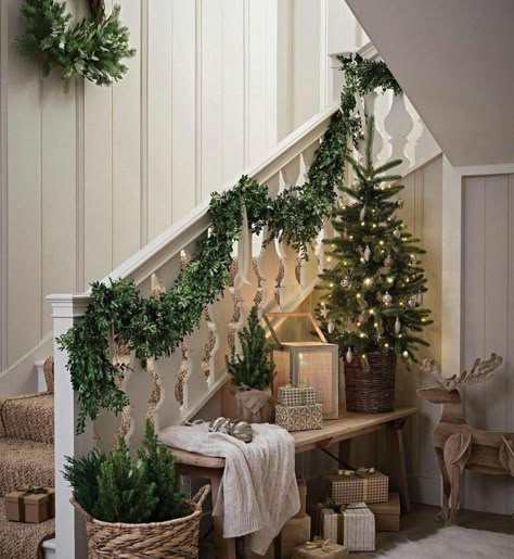 Christmas Staircase Decor, Christmas Stairs, Christmas Staircase, Christmas Decor Inspiration, Christmas Interiors, Country Christmas, Christmas Aesthetic, Green Christmas, Christmas Deco