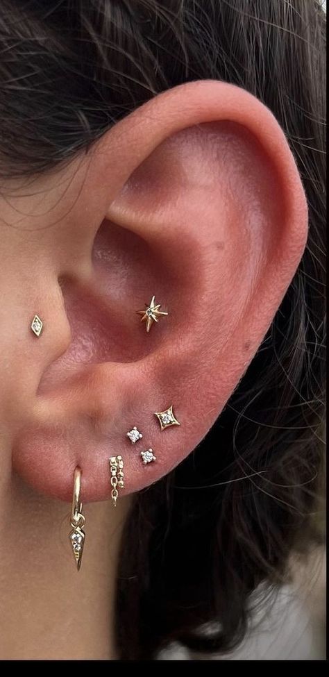 Ear Piercings Gold, Aesthetic Ear Piercings, Piercings Gold, Minimalist Ear Piercings, Piercing Inspo, Cool Ear Piercings, Pretty Ear Piercings, Cute Ear Piercings, Ear Style