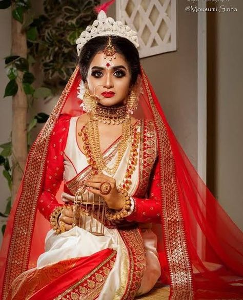 White Benarasi Bengali Bride, Bengali Bride Saree, Bengali Wedding Dress, Bangladeshi Wedding, Indian Bride Makeup, Bengali Bridal Makeup, Indian Bridal Sarees, Indian Bridal Photos, Wedding Lehenga Designs