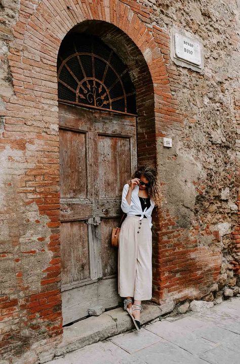 The perfect summer vacation travel outfit is wearing linen pants and espadrilles! Having beautiful Montepulciano Tuscany, Italy in the background doesn't hurt either! Tuscany Vacation Outfit, Tuscany Italy Photo Ideas, Photoshoot In Italy, Tuscany Photo Ideas, Italy Photoshoot Ideas, Tuscany Italy Outfits, Tuscany Photoshoot, Tuscany Outfits, Italy Photo Ideas