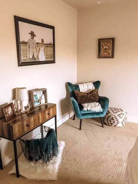 Small Apartment Decorating Western, Western Sitting Room Ideas, Western Chic Office Decor, Western Chic Office, Vintage Western Decor Rustic, Western Vintage Home Decor, Rodeo Home Decor, Subtle Western Home Decor, Western Dresser Decor