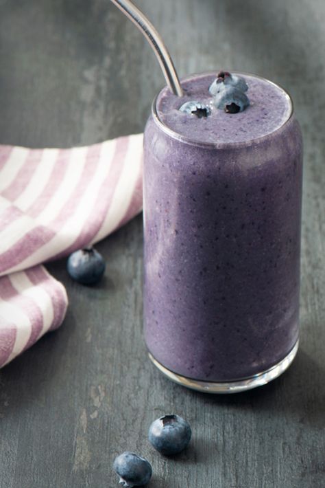 Blueberry Turmeric Smoothie - Veg World Magazine Heart Healthy Smoothies, Toast Recipe Breakfast, Avocado Recipes Breakfast, Toast Avocado, Highbush Blueberry, Turmeric Smoothie, Dairy Free Treats, Anti Inflamatory, Avocado Toast Recipe