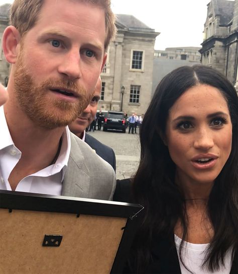 Prince Harry & Meghan Markle Stunned By Fan's Hand-Drawn Portrait of Them | PEOPLE.com Prince Harry Et Meghan, Princess Meghan, Prince Harry And Megan, The British Royal Family, Meghan Markle Prince Harry, Corps Parfait, Prinz Harry, Meghan Markle Style, Principe Harry