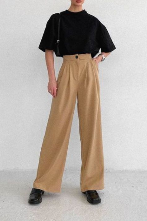 Light Brown Slacks Outfit Women, Black Shirt Brown Pants Outfit Women, Caramel Pants Outfit For Work, Cotrise Pants Outfits, Caramel Trousers Outfit, Light Brown Pants Outfit For Work, T Shirt And Trousers Women, Light Brown Trousers Outfit Women, Black Shirt Beige Pants