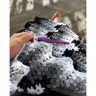 Black White And Grey Crochet Blanket Pattern, Black And Grey Crochet Blanket, Crochet Black Blanket, Breaking Amish, Chevron Crochet Blanket Pattern, Amish Quilt Patterns, Crochet Ripple Pattern, Crochet Blanket Chevron, Crochet Ripple Blanket