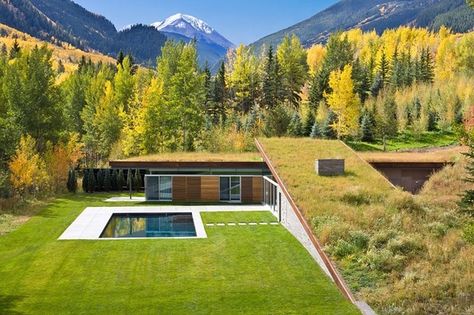 House In The Mountains, Casa Hobbit, Earth Sheltered, Underground Homes, Earth Homes, Green Architecture, Earthship, Mountain Homes, Green Roof