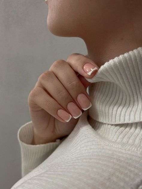 Natural Nails Winter Colors 2023-2024 21 Ideas: Embrace the Season in Style - women-club.online Nail Shimmer, Iridescent Pearl, Pearl Nails, Nail Photos, Soft Nails, Instagram Nails, Manicures Designs, Nail Studio, Winter Colors