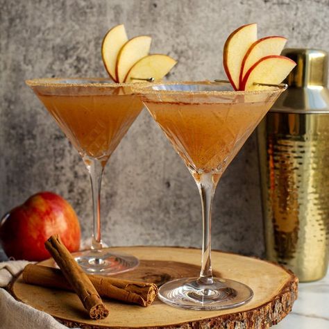 Apple Cider Martini Recipe With Vodka (Low Carb) | Natasha's Food Adventures Apple Cider Martini Recipe, Apple Cider Martini, Cider Martini, Caramel Apple Martini, Martini Recipes Vodka, Apple Cocktail, Apple Martini, Apple Cider Caramels, Yummy Fall Recipes