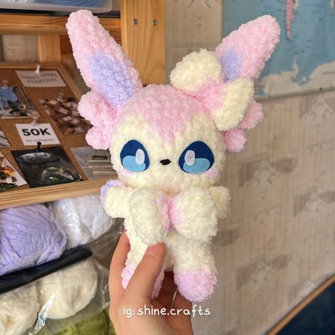 Sylveon fuzzy baby 🥰 The pattern has lost of pieces to crochet but definitely worth the work and effort 🤭 Pattern by @jennyplushies #pokemon #sylveon #kawaii #plush #crochet #amigurumi Sylveon Crochet Pattern, Croshay Ideas, Sylveon Plush, Knitting Kawaii, Plushies Pattern, Pokemon Sylveon, Pokémon Crochet, Pokemon Crochet, Pokemon Crochet Pattern