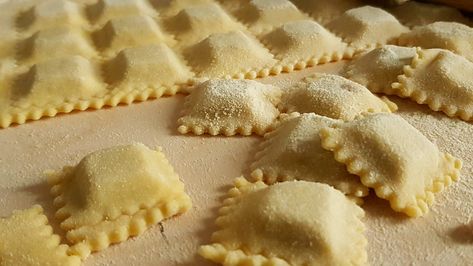 Pasta Per Ravioli, Agnolotti Recipe, Ravioli Pasta, Pasta Fatta In Casa, Pasta Fresca, Homemade Pasta, Tortellini, Ravioli, Food Illustrations