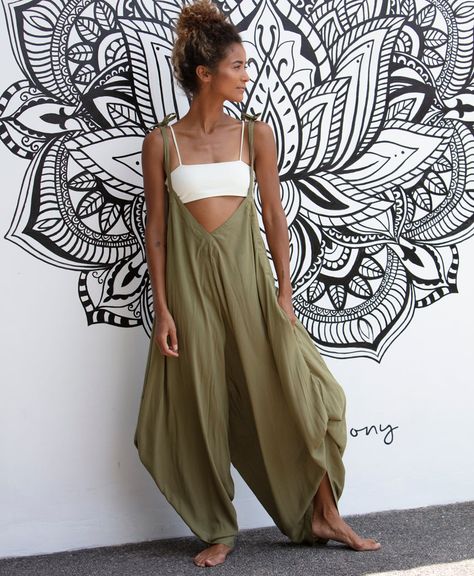 Pantalon Thai, Prego Outfits, Summer Outfit Accessories, Boho Festival Outfit, Trip To Bali, Unusual Clothes, Black And Khaki, Yoga Dress, Vacation Fashion