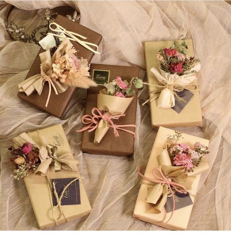 Boho Gift Wrapping Ideas, Gift Wrapping Ideas With Flowers, Packaging Design Inspiration Boxes, Creative Corporate Gifts, Gifts For Clients, Wrapping Inspiration, Elegant Gift Wrapping, Gifts Creative, Gift Wrapping Techniques