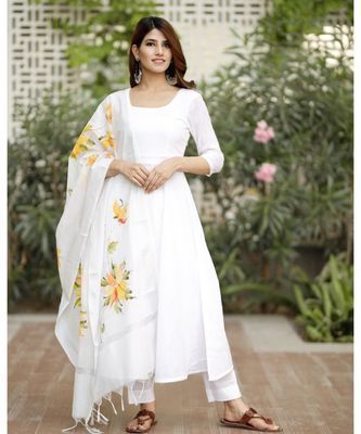 Painted Dupatta, Onam Outfits, Cotton Kurta Set, White Anarkali, Chanderi Dupatta, Cotton Anarkali, Look Festival, White Flares, Anarkali Kurta